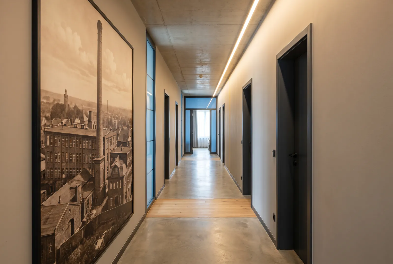 Flur mit Industriegrafik im The Brick Hotel Bocholt